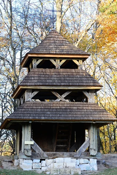 Oude houten klokkentoren — Stockfoto