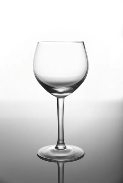 Copo de vinho vazio no fundo escuro — Fotografia de Stock
