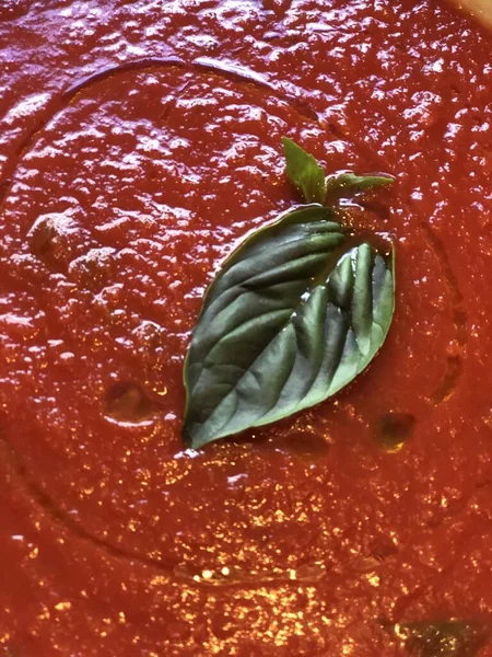 Soupe Tomates Italiennes Chaudes Basilic Huile Olive Pour Déjeuner Restaurant — Photo