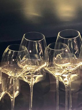 Şarap bardakları bir restorandaki dolapta duruyor.