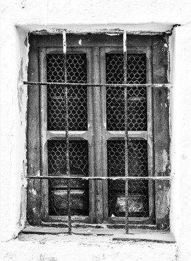 Vintage duvarda eski kafesli pencerenin Retro fotoğrafı
