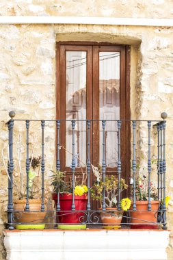 Calpe İspanya eski kasabada tipik bir dekoratif balkon