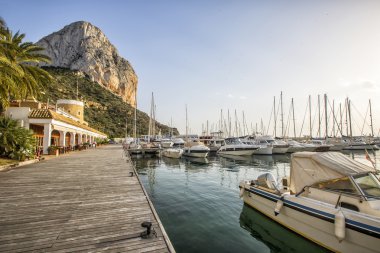 Calpe Alicante marina tekne ile Penon de Ifach dağa.