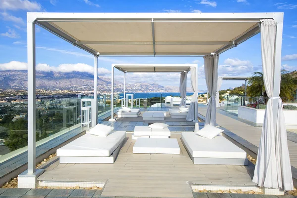 Havuz alanı ile modern Resort beyaz şezlong.