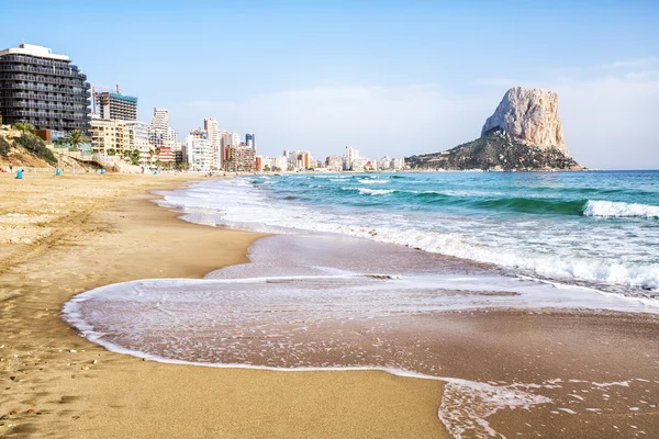 Calpe, Alicante, Arenal Bol beach with Penon de Ifach mountain. — Stock Photo, Image