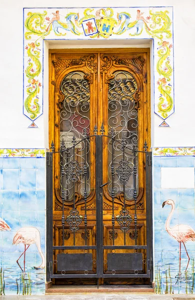 Деревянная дверь в старом здании, Аликанте. Испания . — стоковое фото
