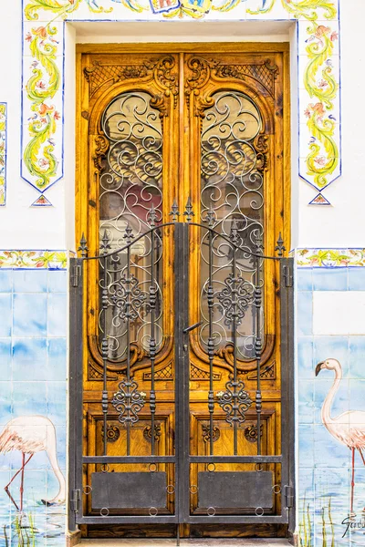 Puerta de madera en un edificio antiguo, Alicante. España . — Foto de Stock