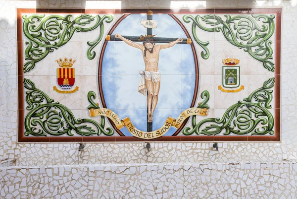 Pièces de porcelaine fond mosaïque sur mur dans la vieille ville de Calpe . — Photo