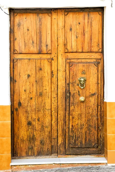 España. Llamador antiguo en la puerta de madera vieja . — Foto de Stock