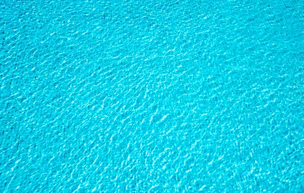 Água rasgada azul na piscina — Fotografia de Stock