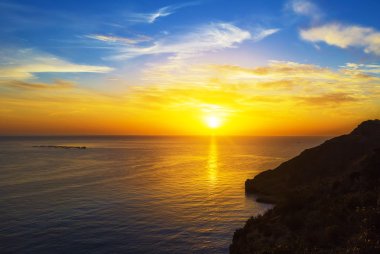 Denizde güzel bir gün doğumu.