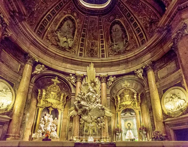 Belső tér, a bazilika, a Virgen del Pilar, Zaragoza, Aragónia, Spanyolország. — Stock Fotó