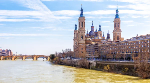 Oude stenen brug en de kathedraal van de Ebro rivier. Zaragoza — Stockfoto