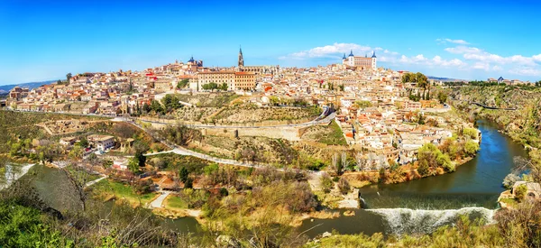 Panoramisch uitzicht op de historische stad Toledo met rivier Tajo — Stockfoto