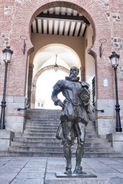 Toledo yanındaki Plaza de Zocodover yer alan yazar Cervantes, heykeli. İspanya.