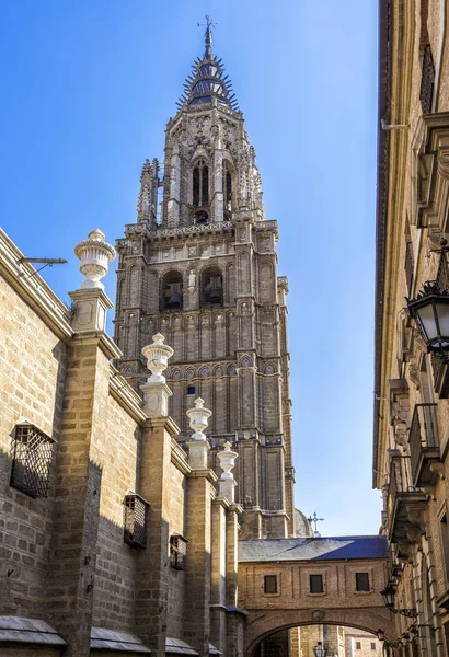 晴れた日に、スペインのトレド大聖堂の Vew — ストック写真