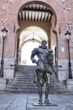 Toledo yanındaki Plaza de Zocodover yer alan yazar Cervantes, heykeli. İspanya.