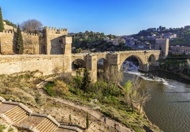 Puente de San Martin köprüden Tajo Nehri'nin Toledo, İspanya