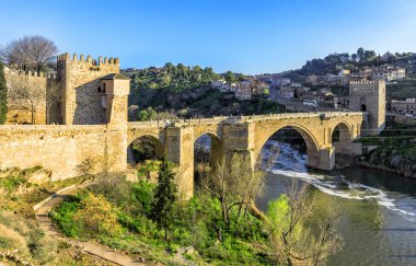 Puente de San Martin köprüden Tajo Nehri'nin Toledo, İspanya