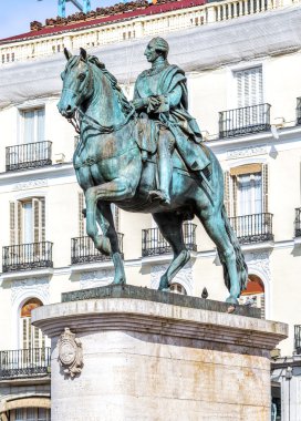 Carlos III Puerta del Sol (Ağ Geçidi) Güneş'in heykeli deli