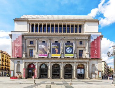 Tiyatro çok büyük bir opera binası Madrid bulunan.