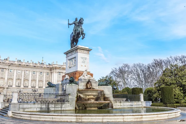 Памятник Филиппу IV на площади Plaza de Oriente в Мадриде . — стоковое фото