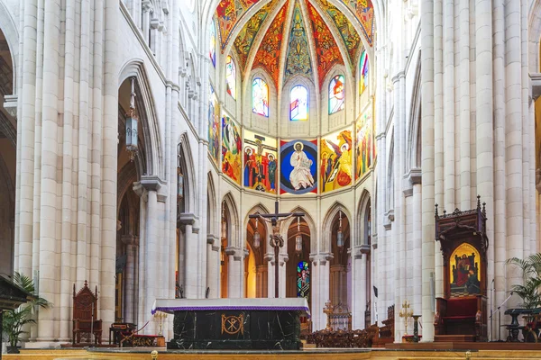 Wnętrze katedry Almudena w Madrycie. Hiszpania. — Zdjęcie stockowe