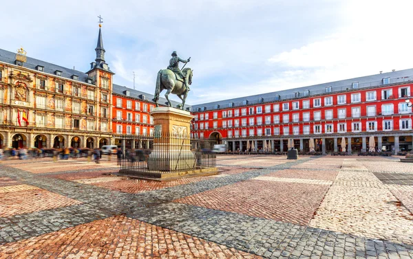 Náměstí Plaza mayor s socha krále philips iii v Madridu, Španělsko. — Stock fotografie