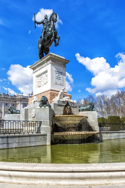 Памятник Филиппу IV на площади Plaza de Oriente в Мадриде . — стоковое фото