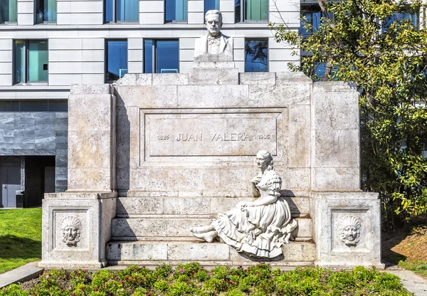 Monument till Juan Valera i Paseo de Recoletos i Madrid. Spanien. — Stockfoto