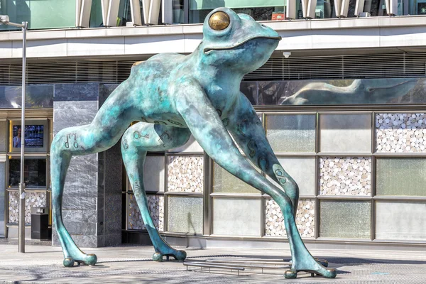 Скульптура лягушки перед казино в Мадриде . — стоковое фото
