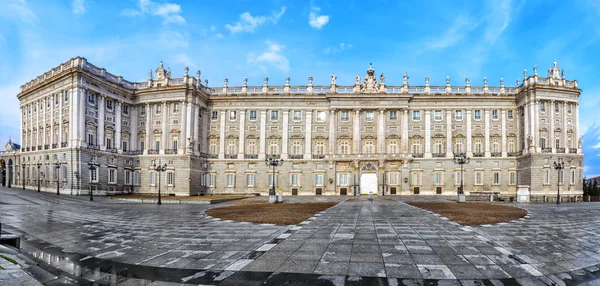 マドリードの王宮は、オリエンテ広場から表示します。スペイン. — ストック写真