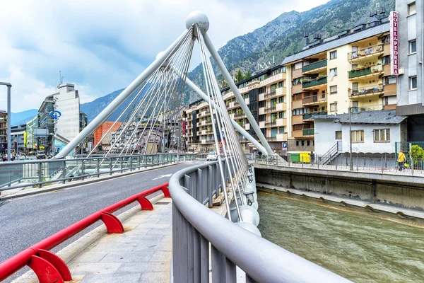 Bro genom Gran Valira floden i Andorra la Vella, Andorra. — Stockfoto