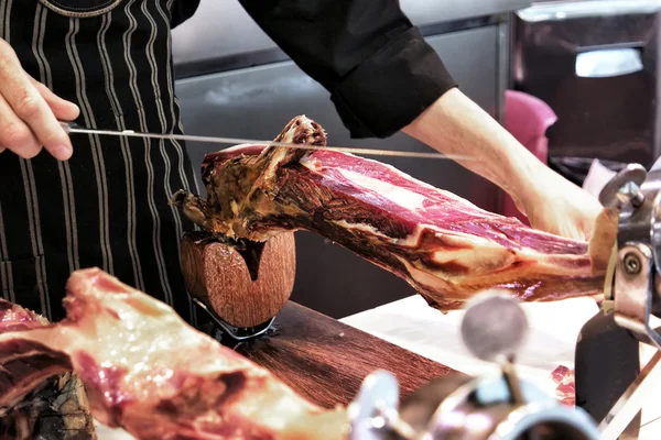 Profesyonel kesici jambon dilimleri üzerinden tüm bonespanish oyma