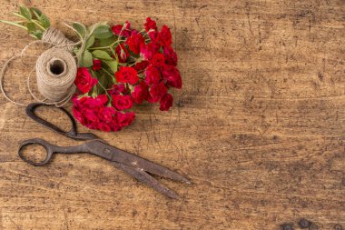 Buket kırmızı gül, sicim ve Rusty makas topu 