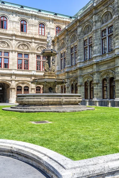 Fontänen framför operahuset Wien, Österrike. — Stockfoto