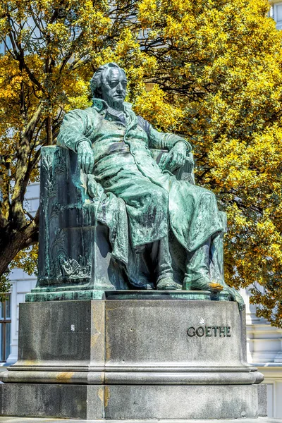 Staty av Johann Wolfgang von Goethe i Wien, Österrike. — Stockfoto