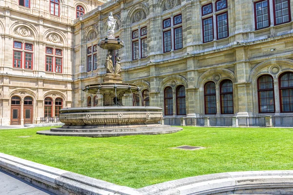 Fontänen framför operahuset Wien, Österrike. — Stockfoto