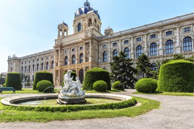 Doğal Tarih Müzesi parkında Maria-Theresien-Platz görünümünü