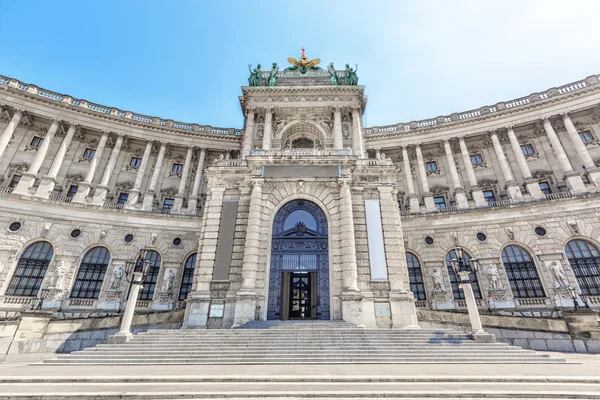 Famoso Palacio de Hofburg en Heldenplatz en Viena, Austria . — Foto de Stock