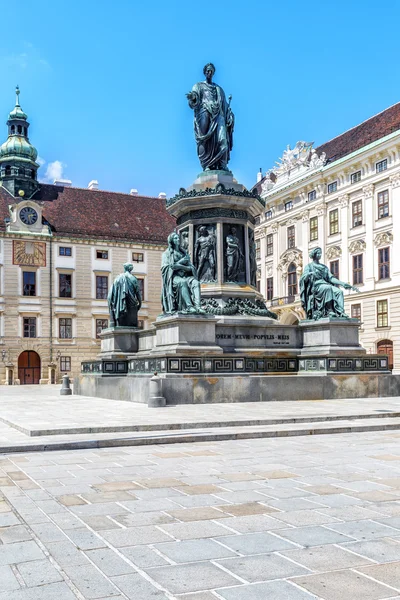 Ferenc császár emlékműve király a Hofburgban. Vienna. — Stock Fotó