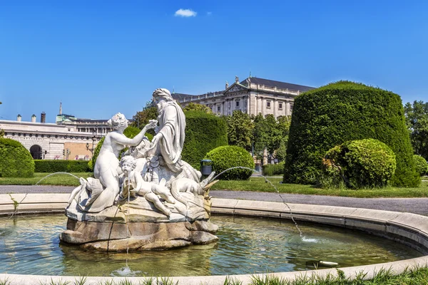 Belle vue sur le parc Maria-Theresien-Platz et la sculpture à Vi — Photo