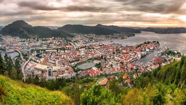 Dağın tepesinden Bergen ve limanı izleyin. Norveç. 