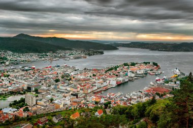 Dağın tepesinden Bergen ve limanı izleyin. Norveç. 