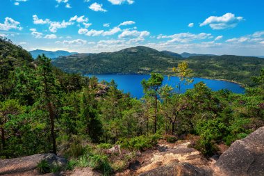 Norveç 'te Lysefjord, Preikestolen uçurumuna giden patikadaki göl