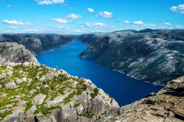Lysefjord hava panoramik görüntüsü Stavanger yakınlarındaki Preikestolen uçurumunun tepesinden. Preikestolen veya Minber Rock Norveç 'te ünlü bir turistik merkezdir..