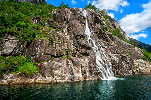 挪威Lysefjord 岩石海岸上到处都是裂缝和瀑布 阳光灿烂 — 图库照片