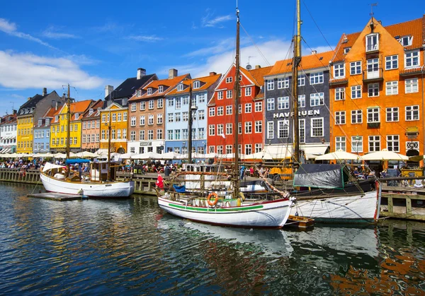 COPENAGEN, DANIMARCA - LUGLIO 07: Il distretto di Nyhavn è uno dei punti di riferimento più famosi di Copenaghen. La gente gode di tempo soleggiato nei caffè aperti a Copenaghen il 07 luglio 2015 — Foto Stock