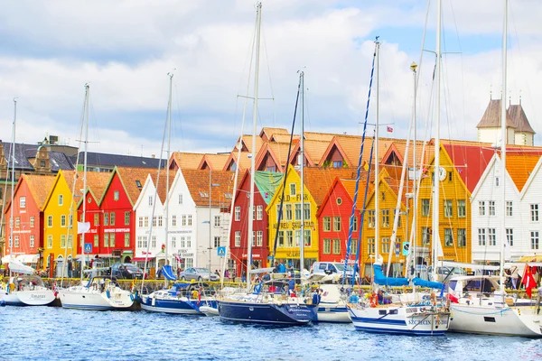 BERGEN, NORUEGA - 10 de julho: Turistas na famosa rua Bryggen em 10 de julho de 2015 em Bergen, Noruega . — Fotografia de Stock