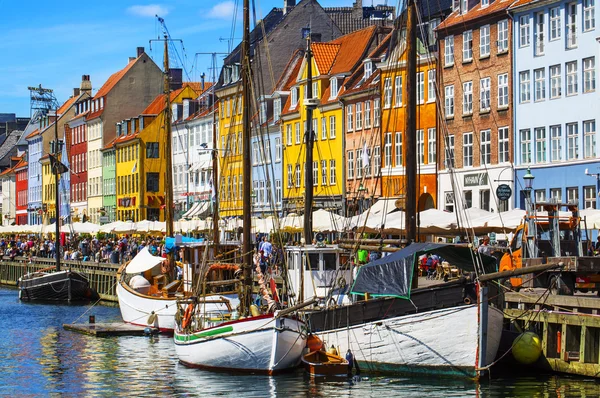 COPENHAGEN, DINAMARCA - JULHO 07: O distrito de Nyhavn é um dos marcos mais famosos de Copenhaga. As pessoas gostam de tempo ensolarado em cafés abertos em Copenhague em julho 07, 2015 — Fotografia de Stock